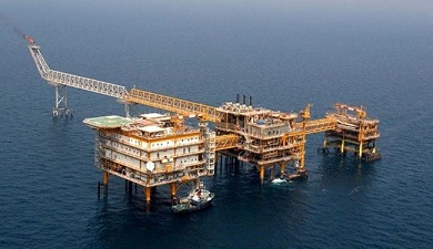 إيران لا تستطيع خفض إنتاج النفط لحاجتها لاستعادة حصتها بالسوق